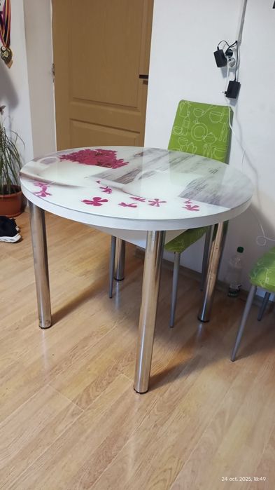 Vând masa rotunda sticla