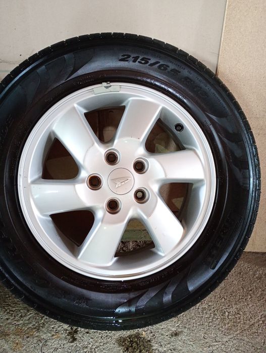 Дайхацу джанти със летни гуми 215/65/16 6J ET50 5x114,3 цо66 Дот 5013