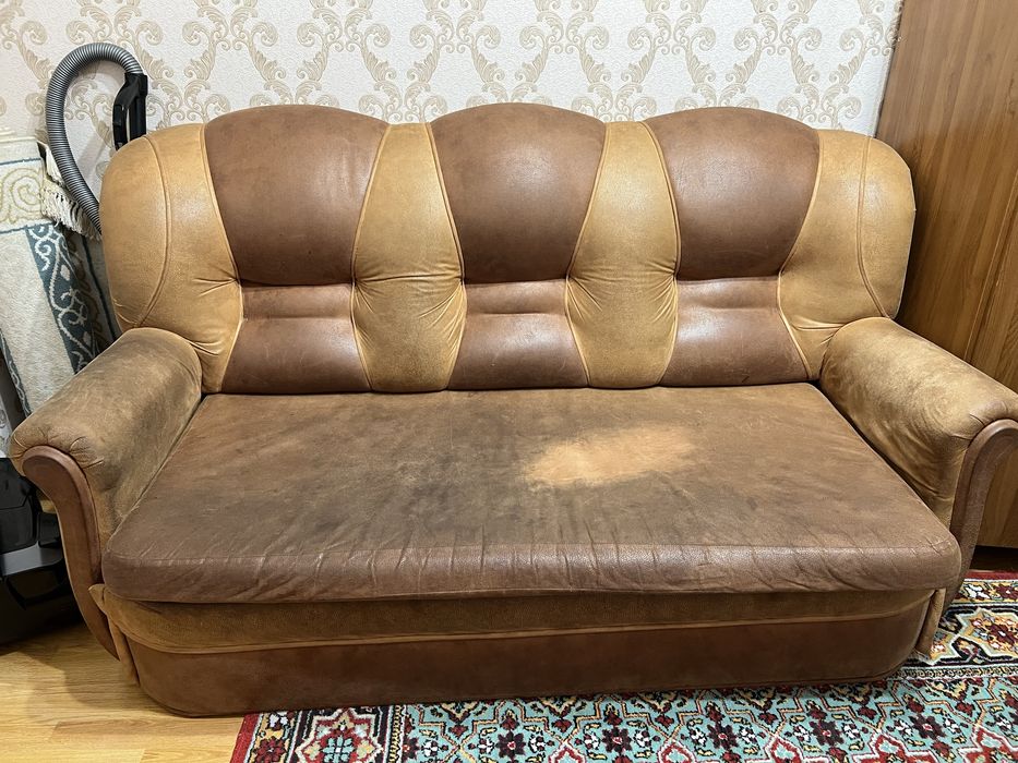 Продам диван с двумя креслами