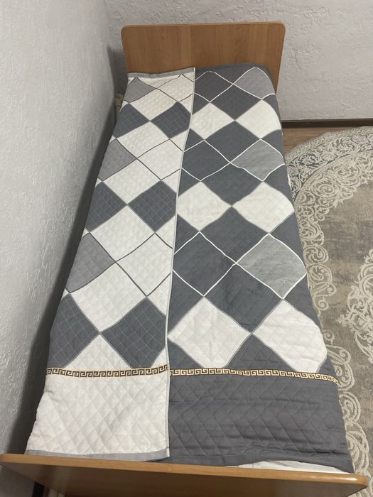 Продам 2 дивана, 2 кровати, стол.