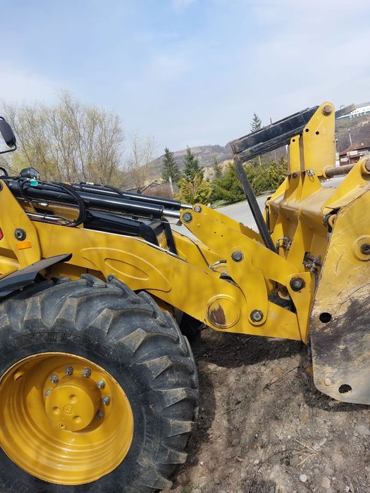 Buldoexcavator CAT NOU de inchiriat