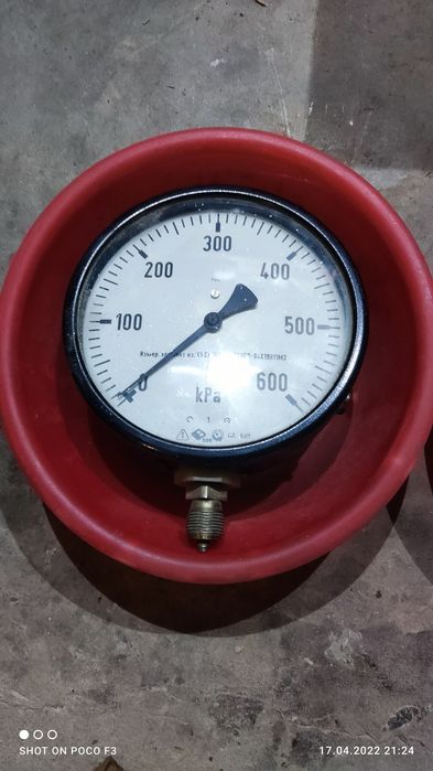 Манометры, советские и немецкие рабочие