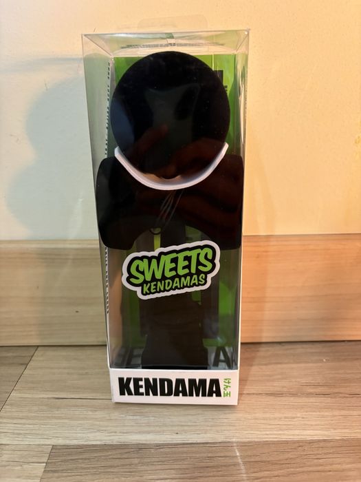 Sweets Fuzzy Black Kendama Broken Shape, noua, editie rara