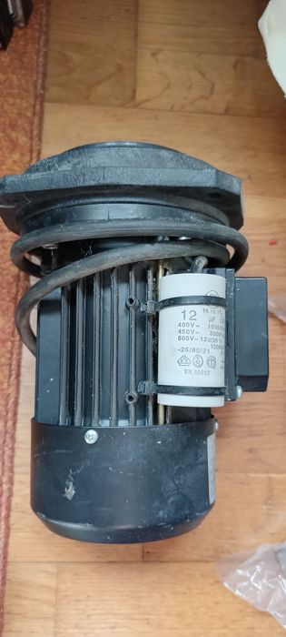 Vând motor electric 220v