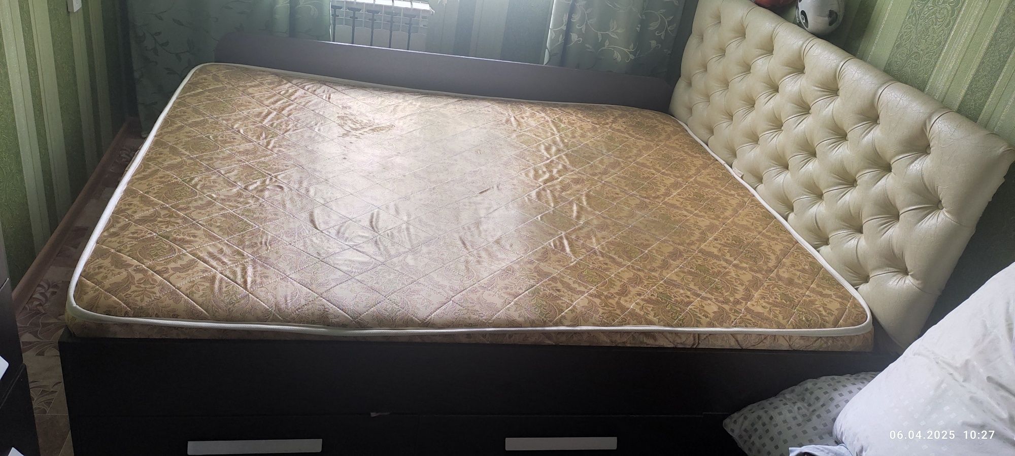 Продам двуспальную кровать