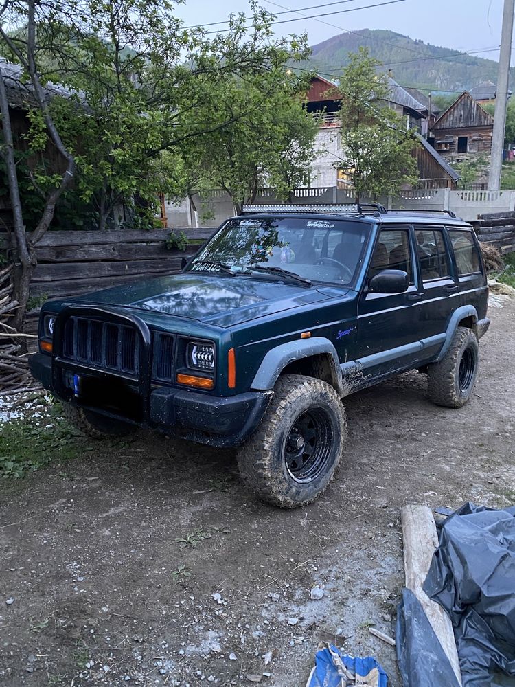 Vând Jeep Cheroke