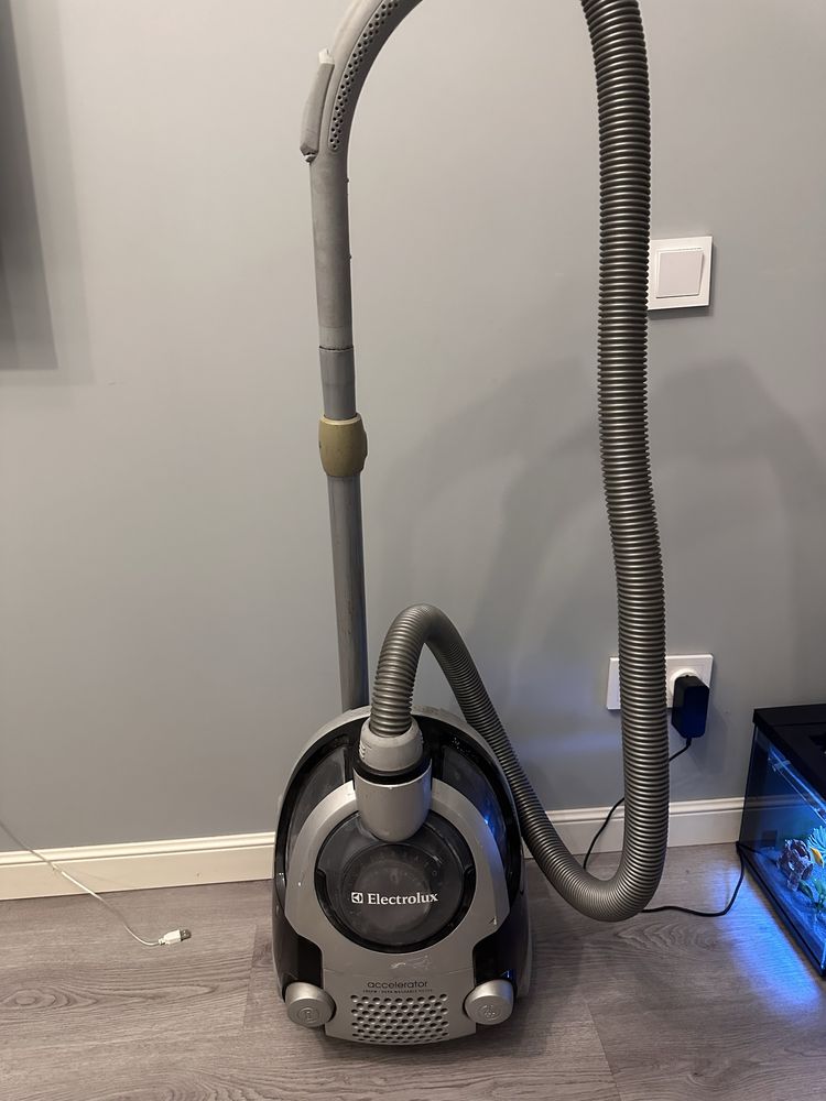 Продам полностью рабочий пылесос Electrolux
