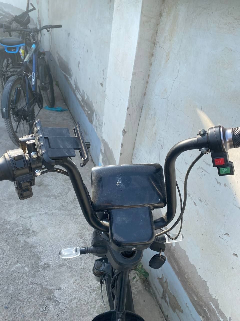 Elektrovelik sotiladi pellones1
4 soatda tuladi zaryadi 
Bitta zaryad