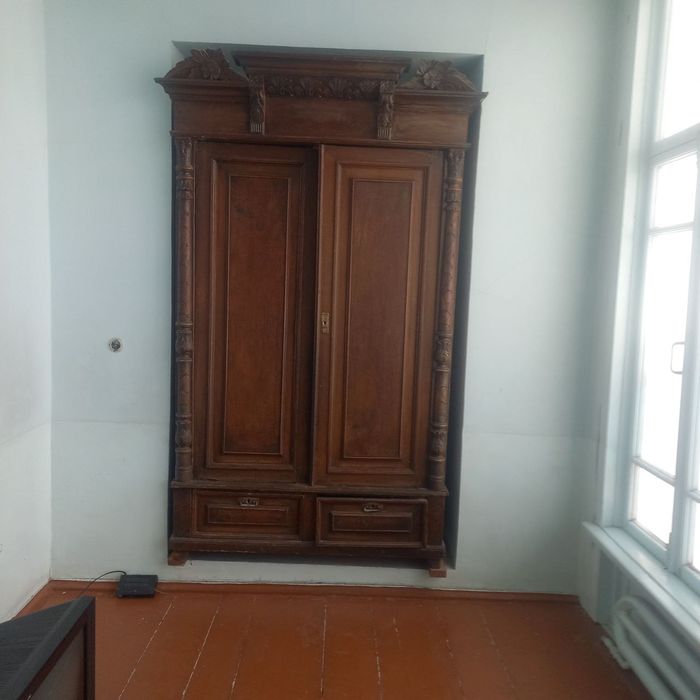 Продам  шкаф и антикварную мебель.