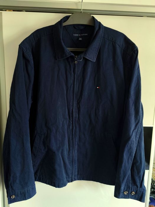 Tommy Hilfiger .