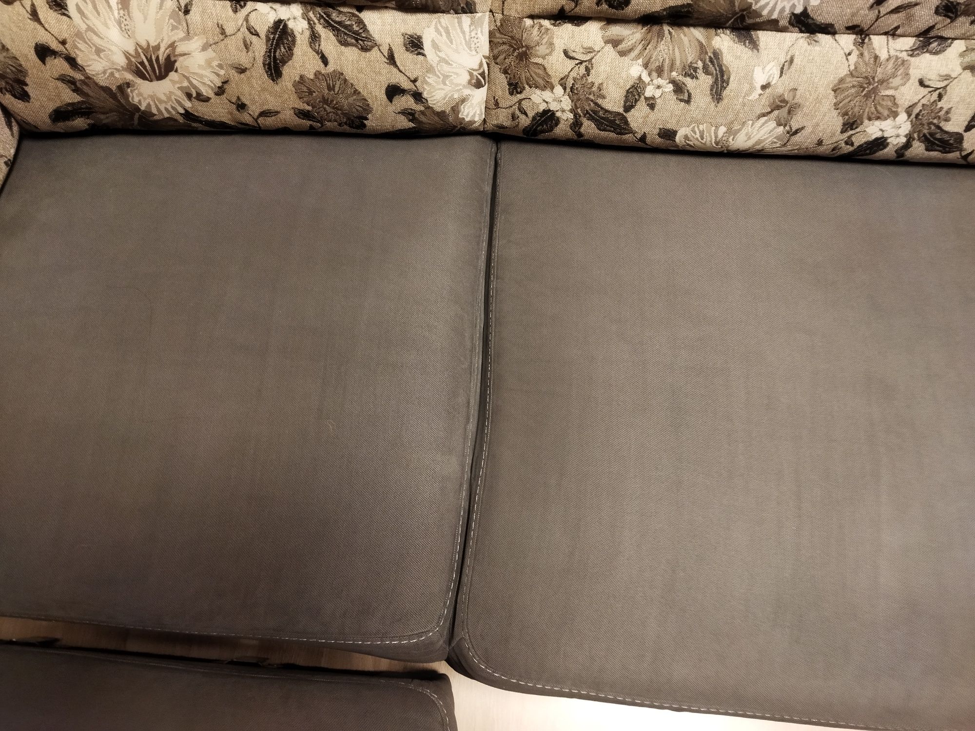 Ъглов диван с дясно разположение
