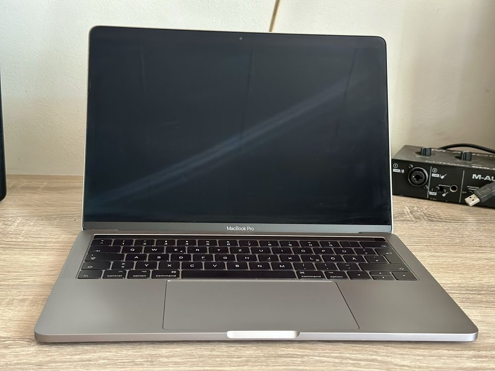 MacBook Pro 13” (2017) Touchbar /  4 thunderbolt – i5 / 16GB / 1TB SSD