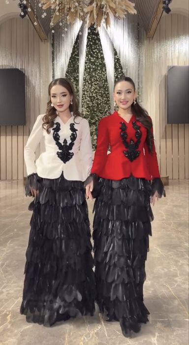 Двойка юбка пиджакпен, қара пиджак и юбка