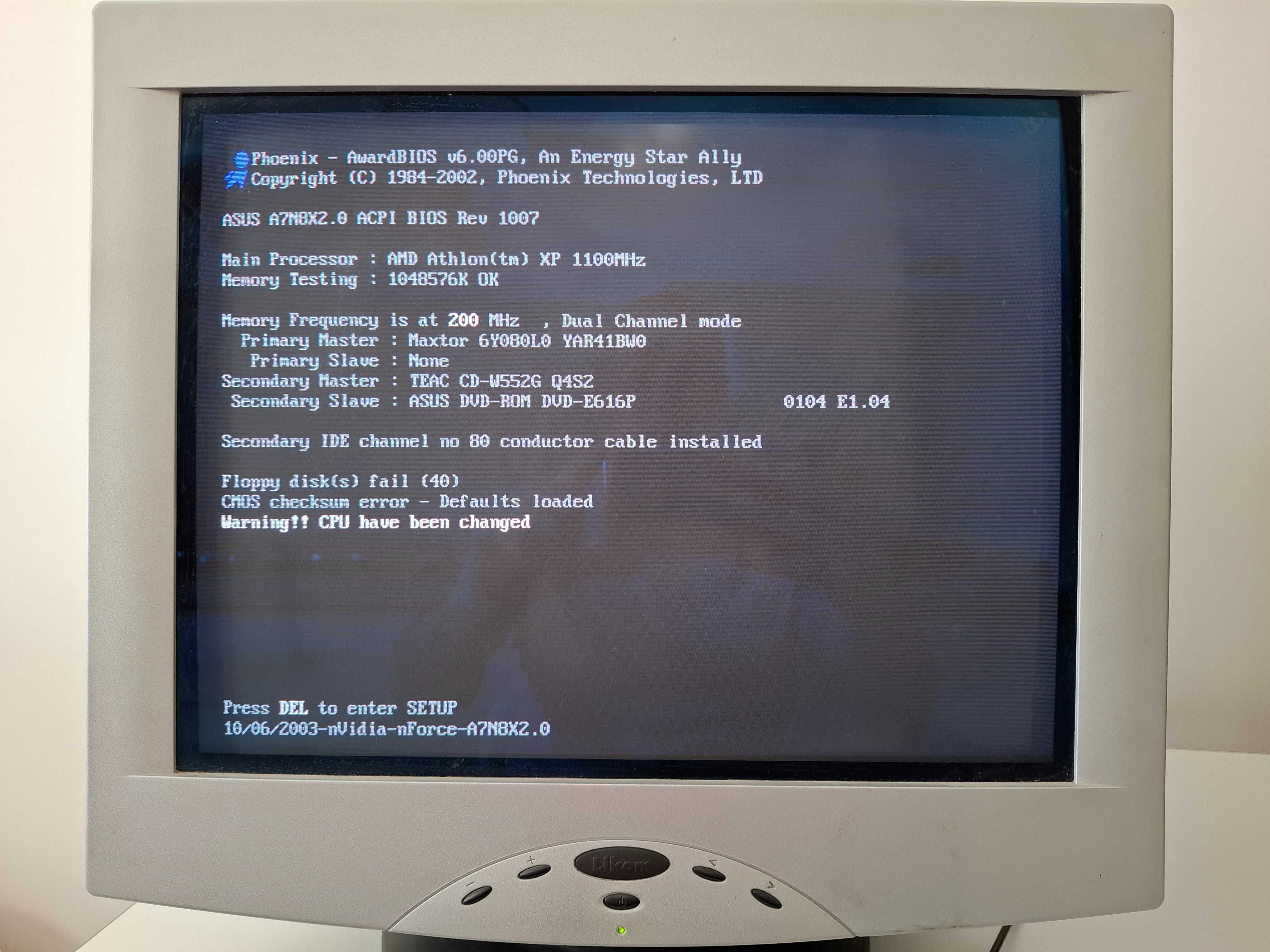 Vand PC vechi AMD Athlon XP 1GB DDR1 nVidia FX5200 monitor CRT 15.4"