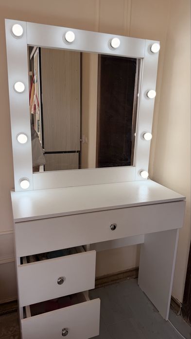 Туальетный столик в хорошем состояний