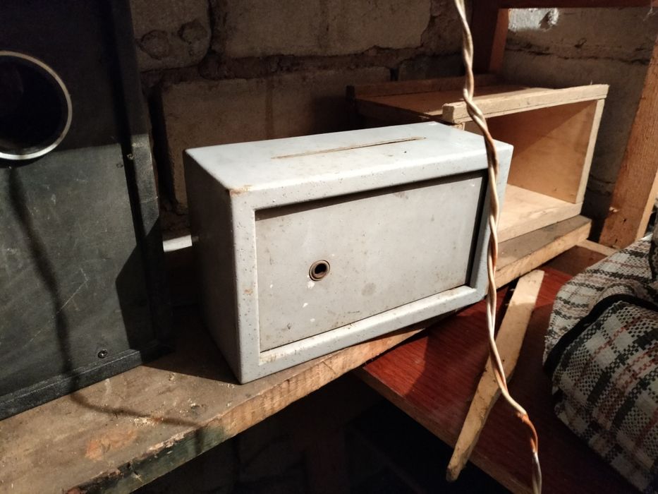 Сейф маленький продам