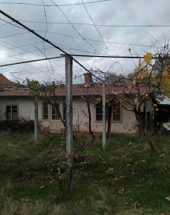 Продава къща в с.Багренци общ..Кюстендил