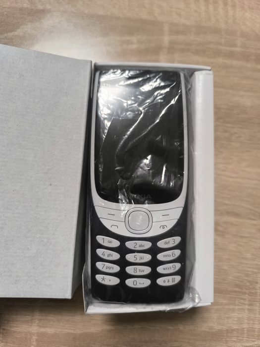 Два смарт часовника и телефон Nokia 8210 4G