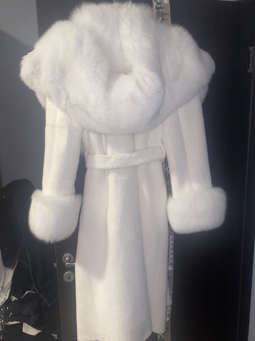 Дълго бяло палто алкантар и лисица