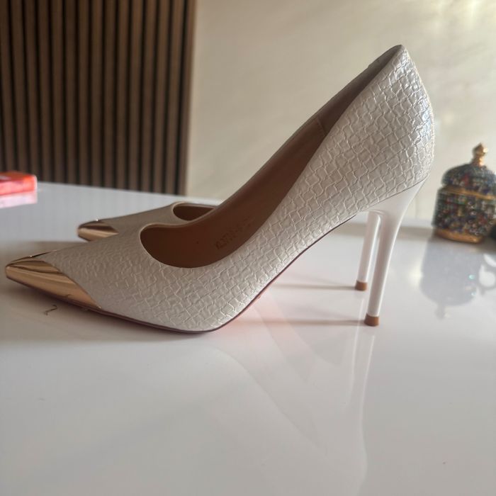 Бели обувки на ток