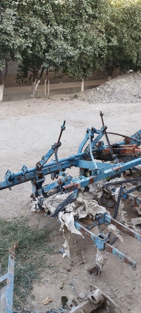 Kultuvassa traktor