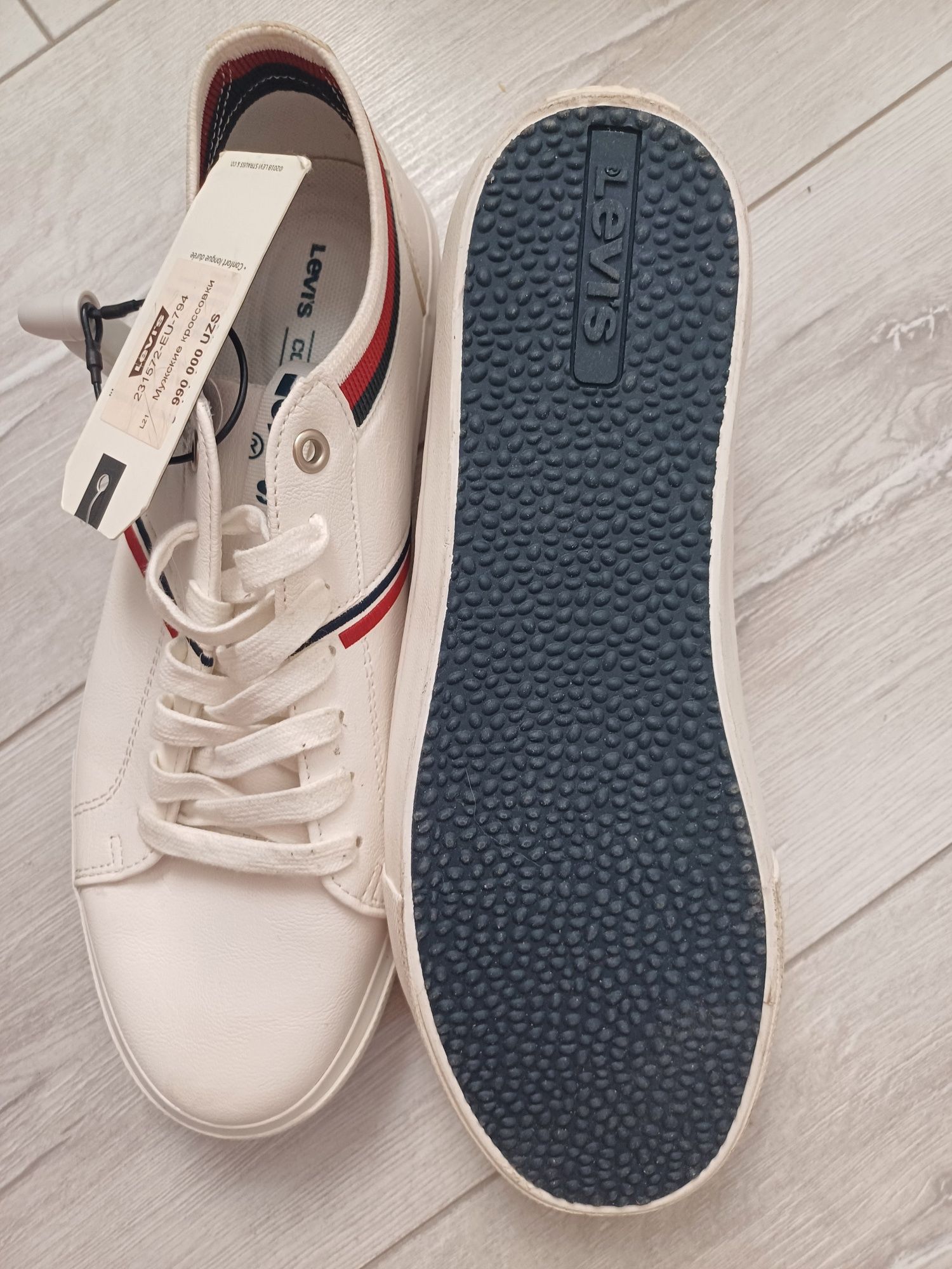 Новые фирменные Levi's кеды