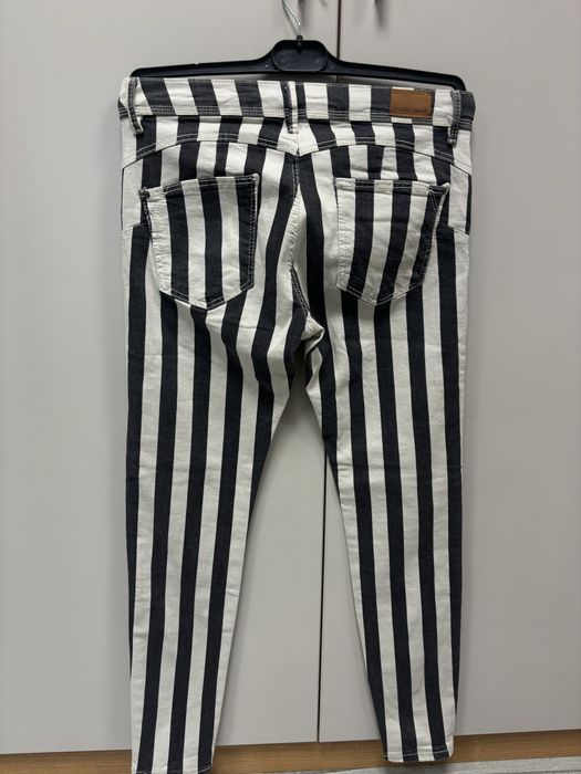 Дънков панталон бяло черно райе Bershka