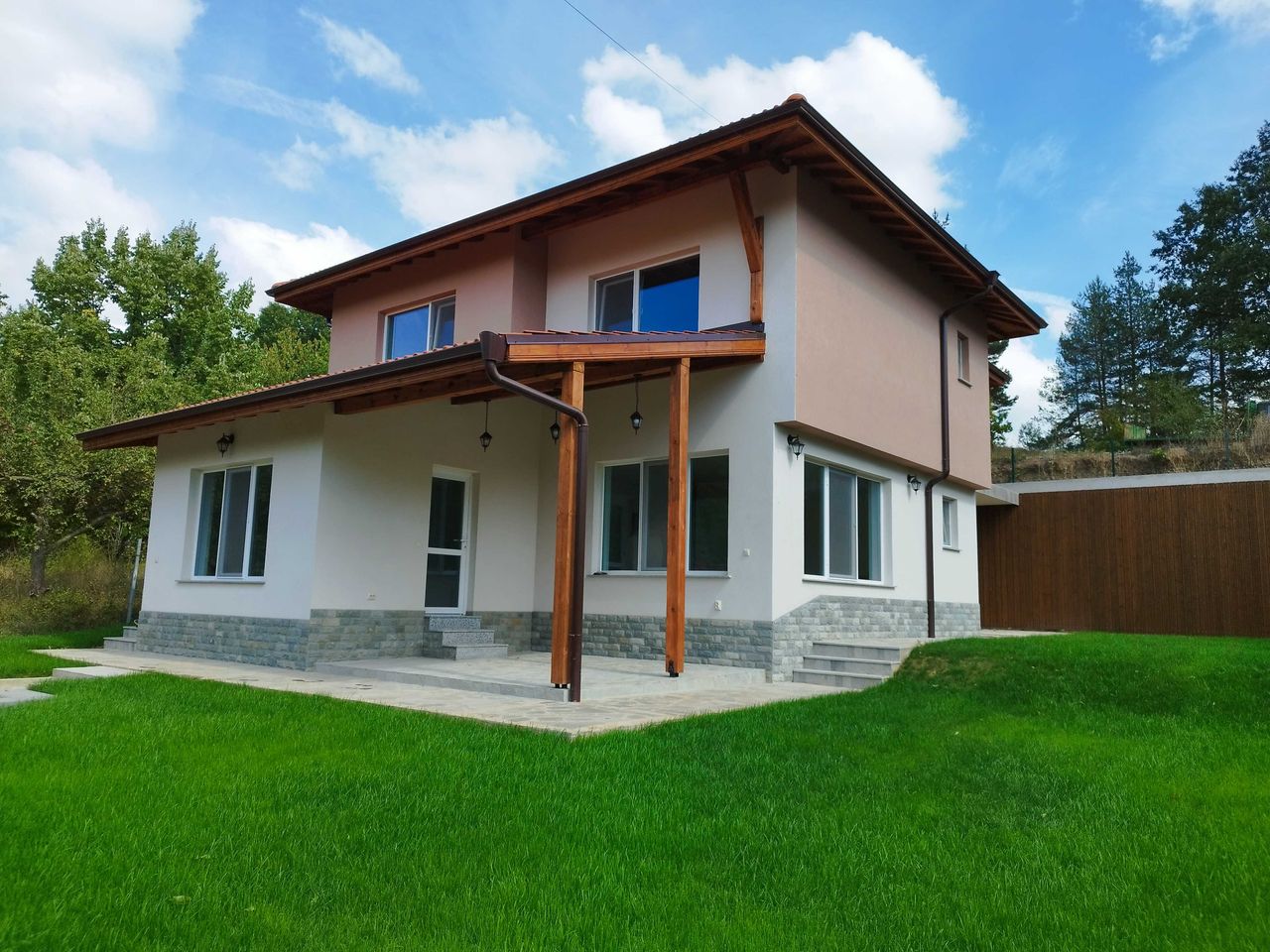 Продава се Къща в с. Драгичево, Област Перник - 226 кв.м за 1585 €/кв.м - Снимка #2