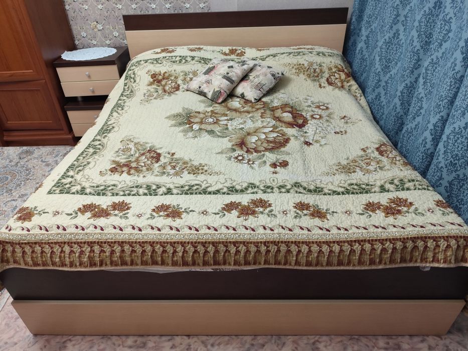 Кровать с двумя тумбочками