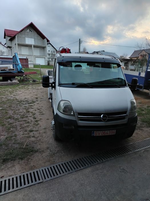 Camioneta Opel cu macara