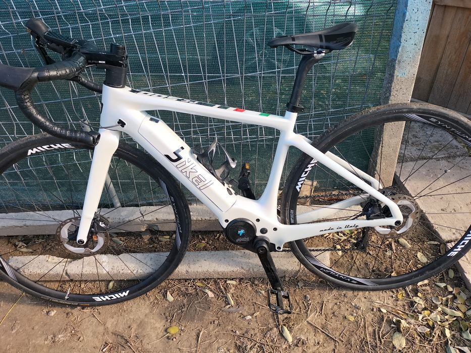 Vând biciclete de carbon electrice