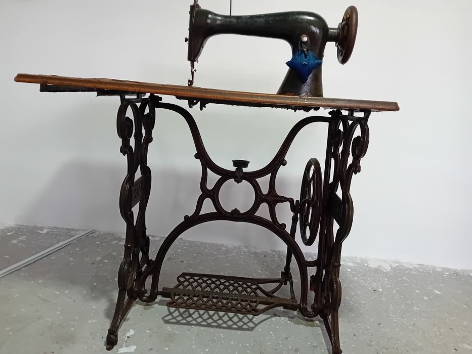 Vând mașină de cusut veche