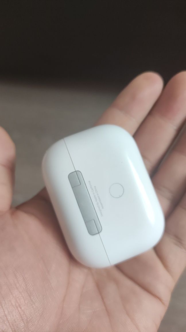 Продам оригинал кейс от airpods pro