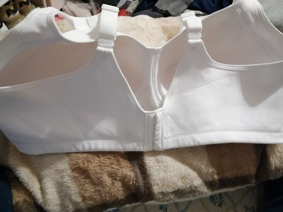 Sutien marimea 42 DD culoare alb nou