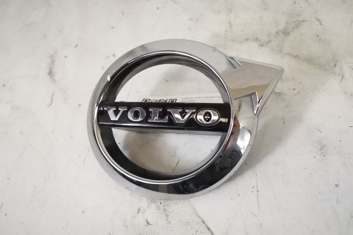 Волво XC70 / Volvo XC70 Оригинален емблем за централна решетка в добро