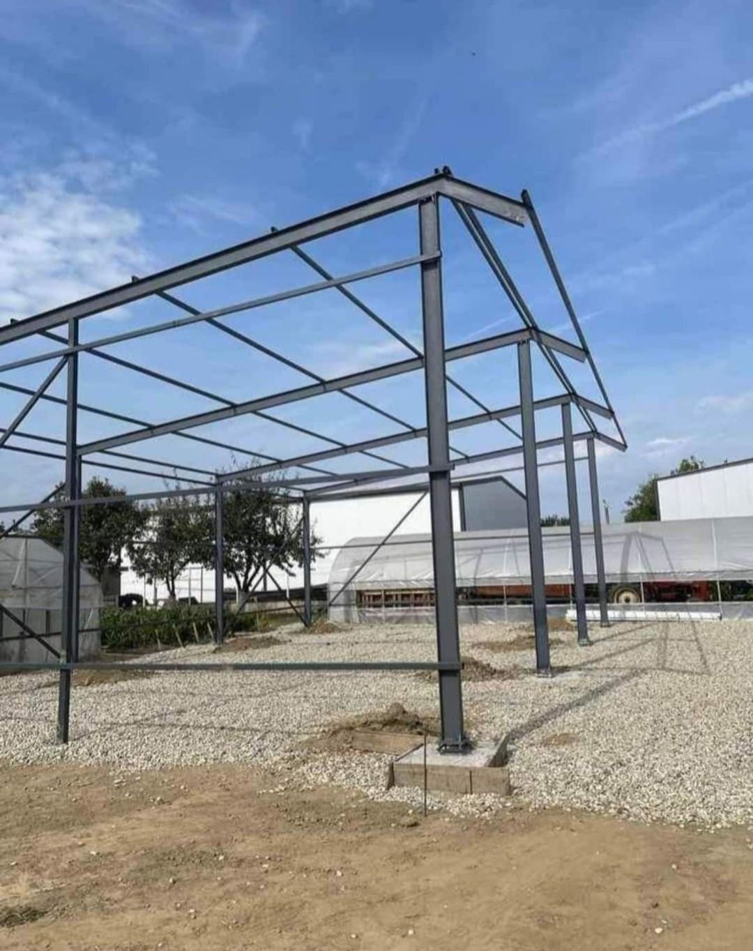 Vând structura metalica 10x15x4 

4 ferme ipe 160

8 stâlpi ipe 160

T