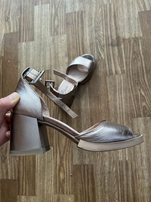 Продается босоножки.