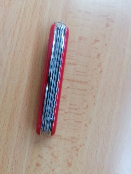 Briceag multifuncțional cu 13 13 funcții