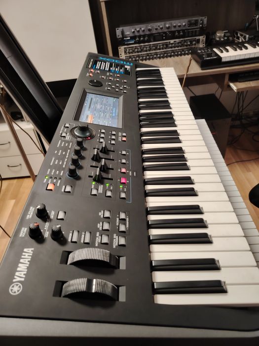 Vând Yamaha modx6 noua cu set că la kronos