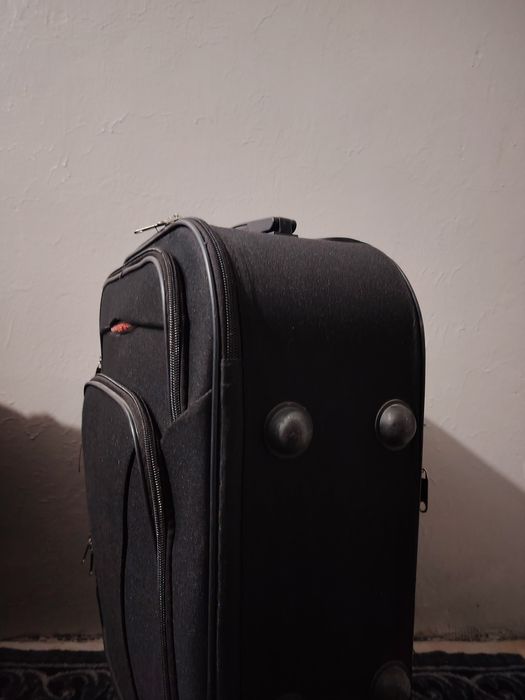 Troler negru spațios