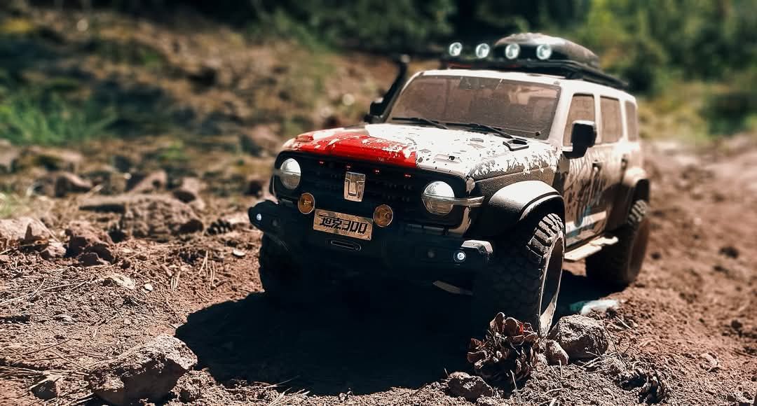 Traction Hobby Tank300 /10 Anniversary Edition 1/8 Crawler