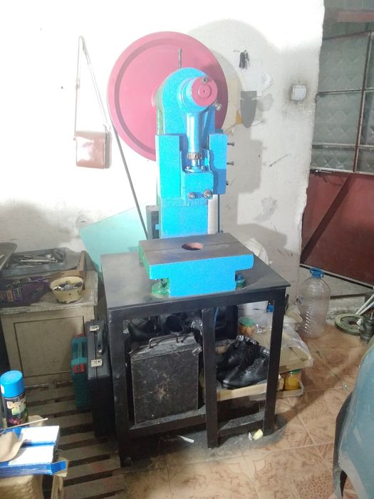 Продавам ексцентрик преса 25 тона