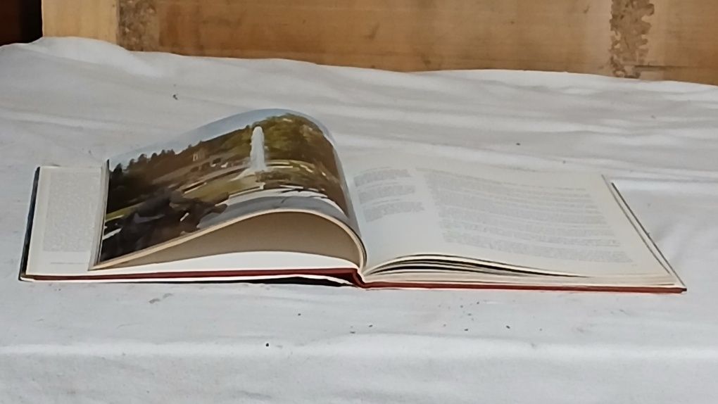 Книга с замък на руски