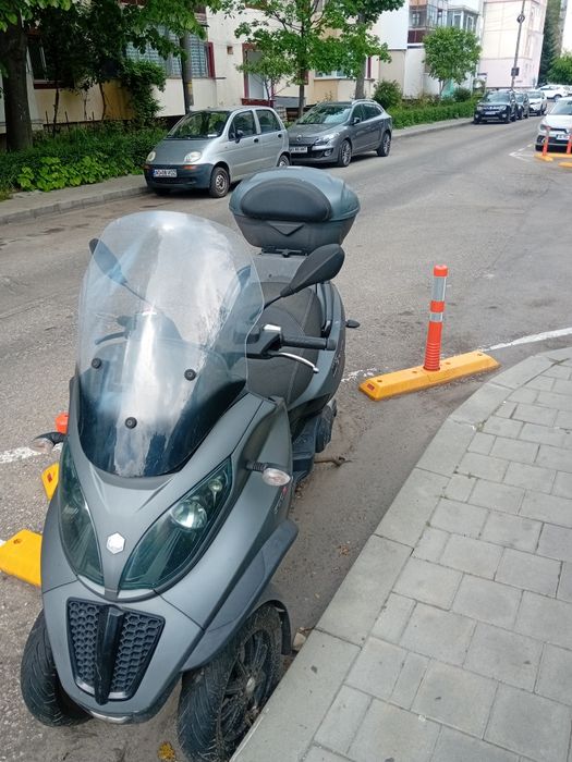 Vând Piaggio mp3 500  se conduce cu categoria b