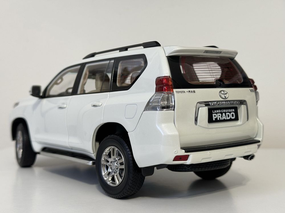 Macheta Land Cruiser Prado 1:18