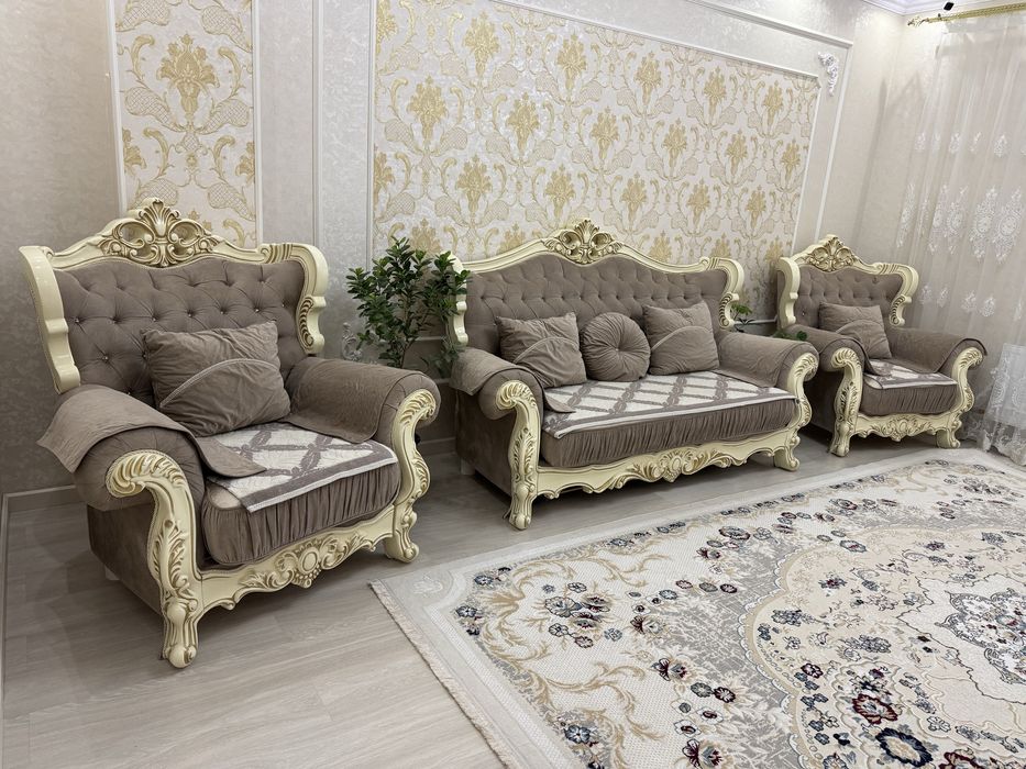 диван с двумя креслами.