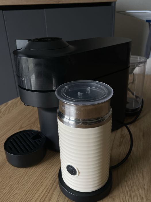 Espressor + Spumant de lapte Nespresso Vertuo Pop – stare impecabilă!