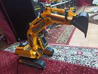 Excavator cu telecomanda