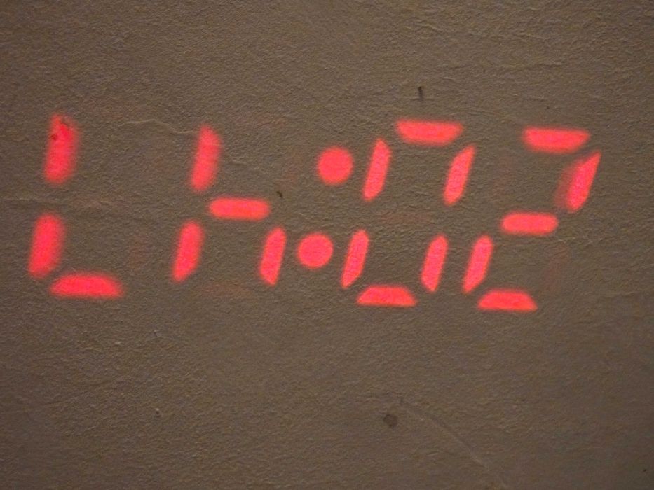 Часовник за спалня, хол или кухня с радио, аларма и прожекция