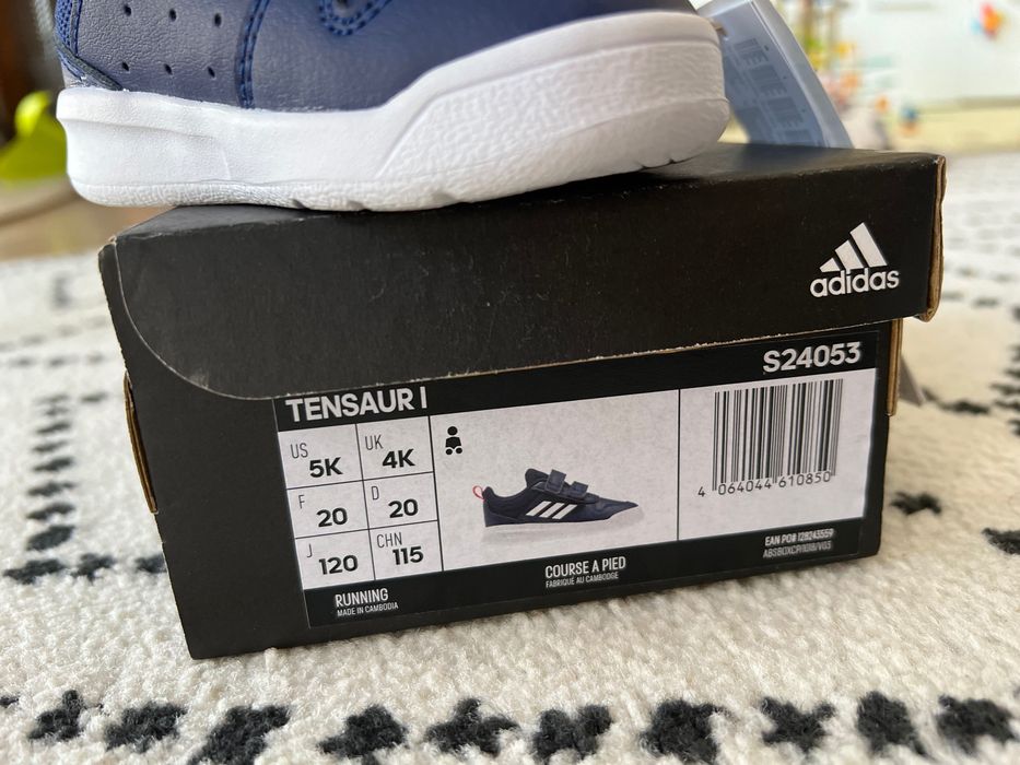 ADIDAS НОВИ затворени обувки, размер 20